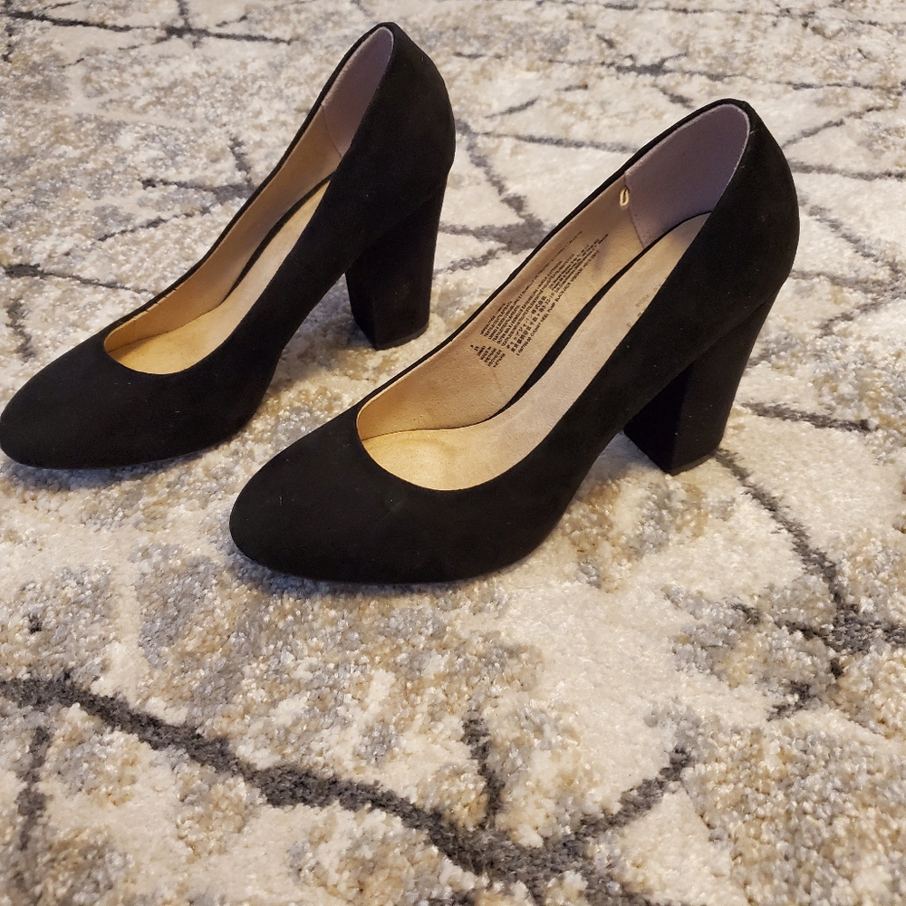 NWOT Block heel black pumps
